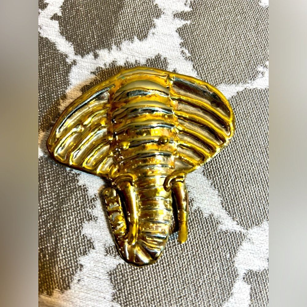 Brooch pin vintage 90s Elephant design- wear as a pin or has clasp for pendant